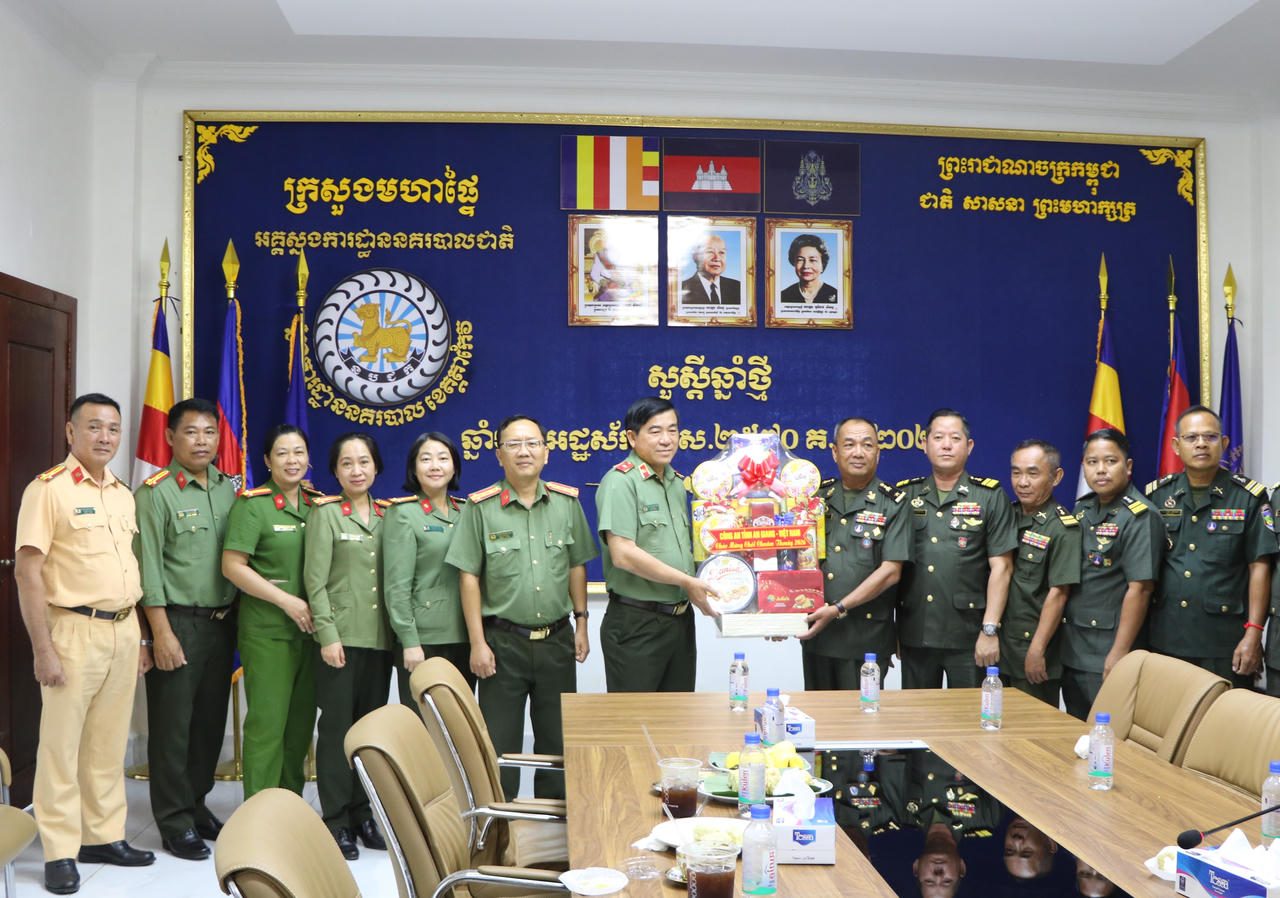 Thiếu tướng Nguyễn Văn Hận, Giám đốc Công an tỉnh thăm, tặng quà Tết Tiểu khu Quân sự và Hiến binh tỉnh Takeo, Vương quốc Campuchia