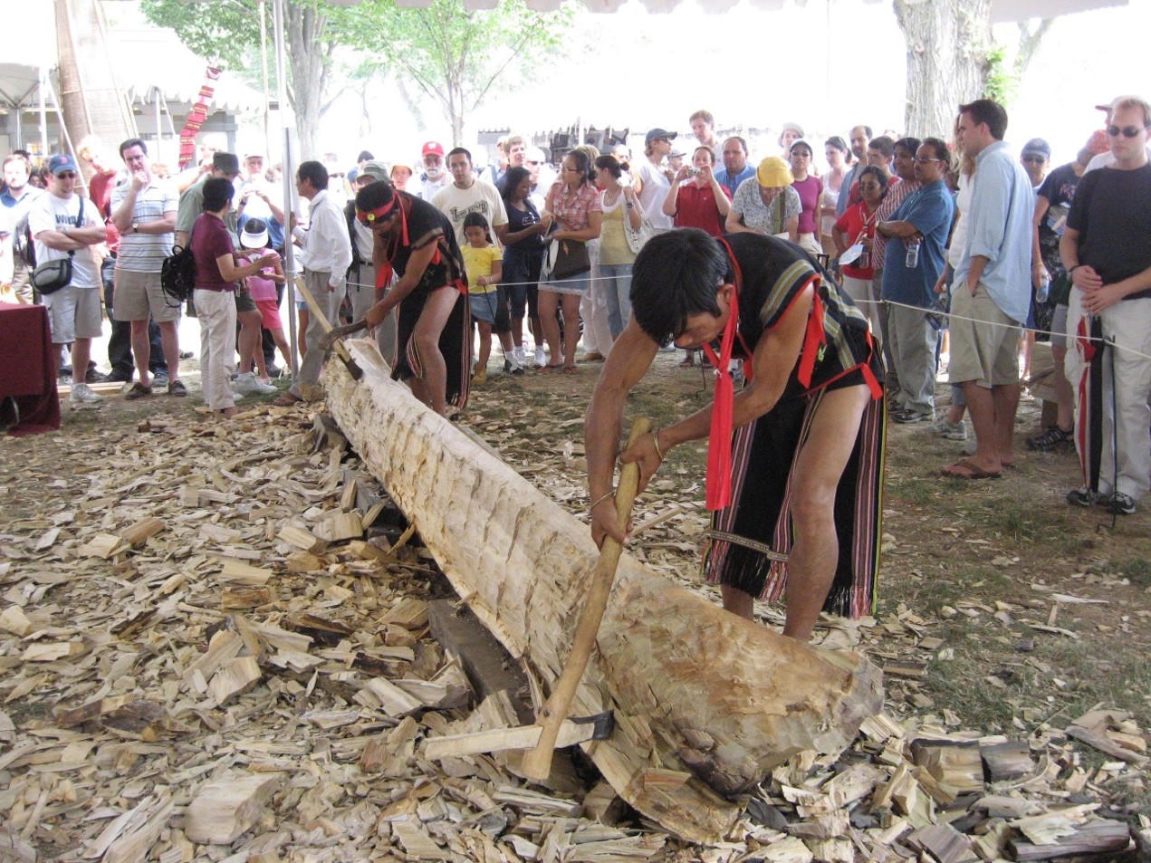 Bảo tàng Dân tộc học Việt Nam đưa đoàn nghệ nhân người Gia-rai ở tỉnh Kon Tum (nay là tỉnh Quảng Ngãi) tham dự lễ hội Smithsonian tại Washington, Hoa Kỳ, trình diễn kỹ thuật đẽo thuyền độc mộc, năm 2009