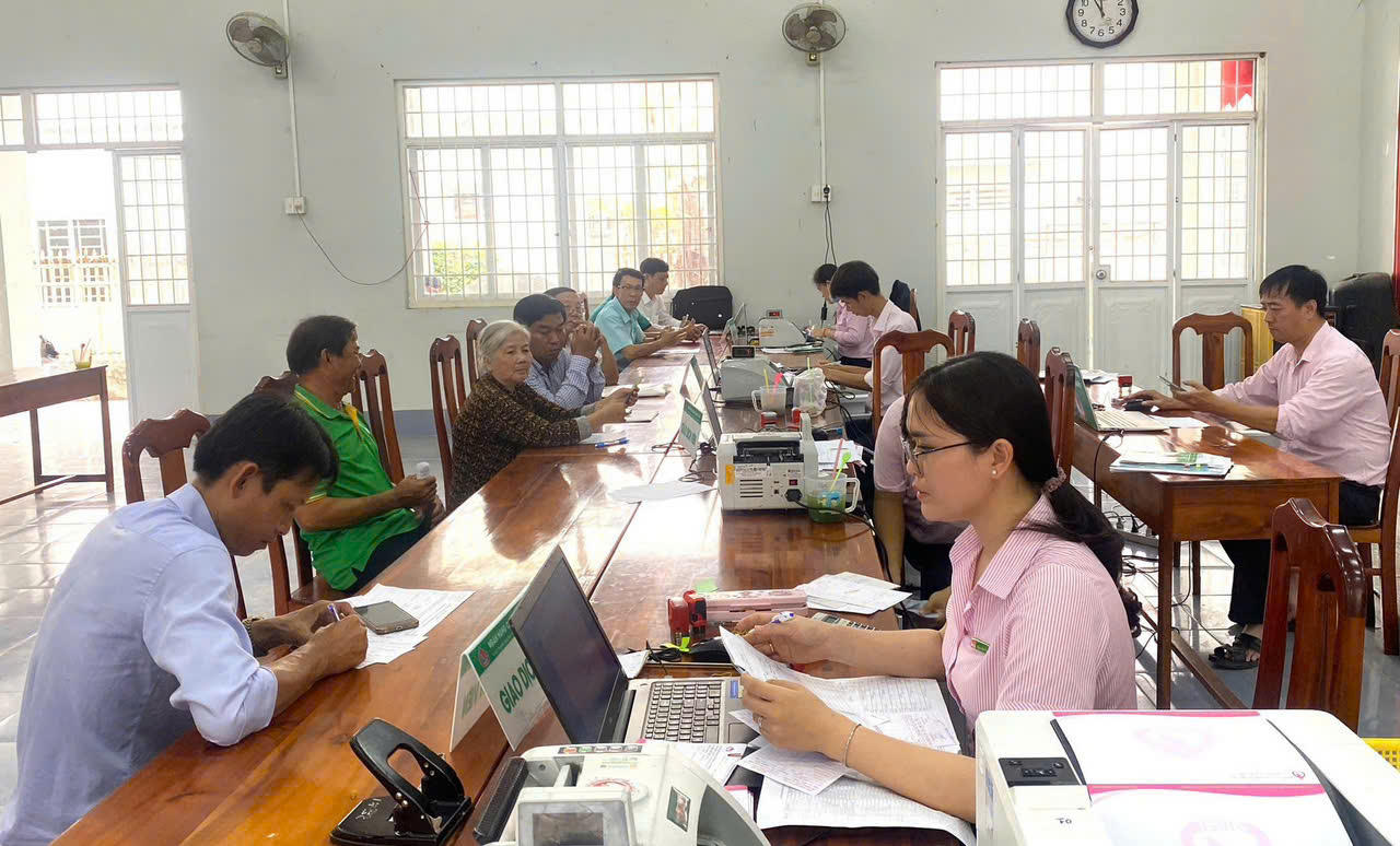 Mạng lưới điểm giao dịch của NHCSXH An Giang tích cực cho dân vay vốn thuận lợi , kịp thời.