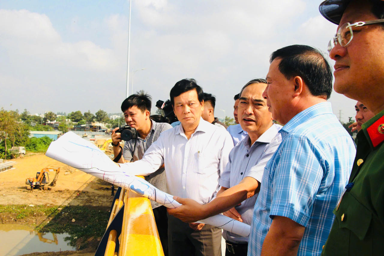 Chủ tịch UBND tỉnh Đồng Nai Nguyễn Văn Út kiểm tra, nghe báo cáo tiến độ thi công Dự án thành phần 1 cao tốc Biên Hòa - Vũng Tàu tại công trường.