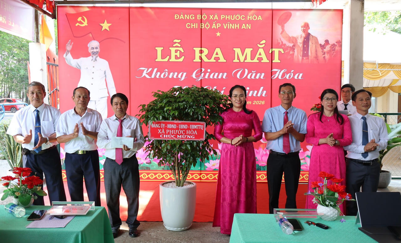 Chi bộ ấp Vĩnh An (xã Phước Hòa) đã trang trọng tổ chức Lễ ra mắt “Không gian văn hóa Hồ Chí Minh” tại Văn phòng ấp.