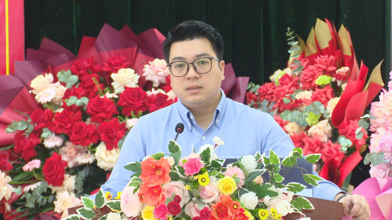 Tại Hội nghị đại diện chính quyền địa phương thông tin đến người dân và giải đáp các nội dung liên quan đến dự án .