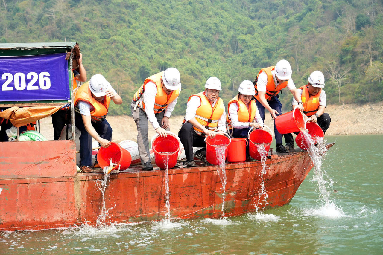 Công ty Thủy điện Bản Vẽ tổ chức trồng cây, thả cá giống và tặng quà cho học sinh xã Yên Na