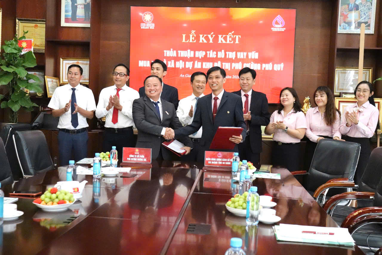 Bí thư Đảng ủy, Giám đốc NHCSXH tỉnh An Giang Đoàn Công Thiệt ( người đứng bên phải ) chủ trì ký kết thỏa thuận hợp tác hỗ trợ vay vốn xây dựng khu đô thị của địa phương.