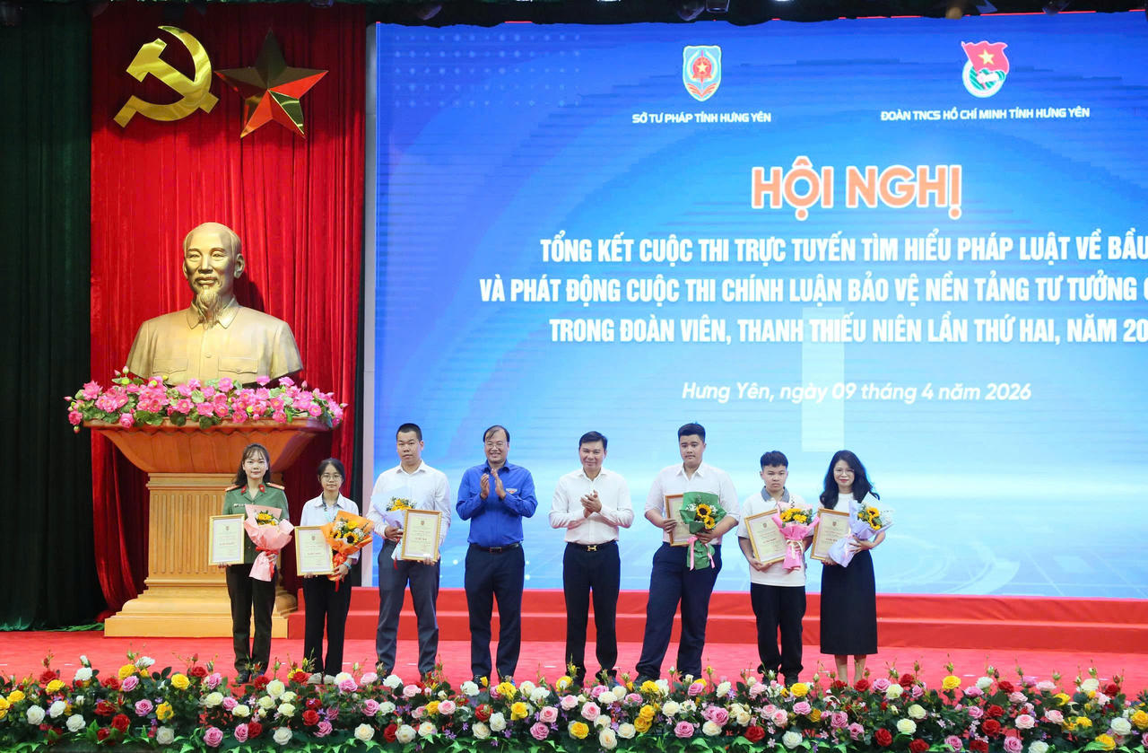 Ông Trần Lê Huy, Phó Chủ tịch Thường trực UBND tỉnh; ông Triệu Minh Quỳnh, Bí thư Tỉnh đoàn Hưng Yên chúc mừng&nbsp;các cá nhân, tập thể có thành tích xuất sắc.