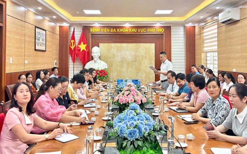 Đại diện Ban Giám đốc Bệnh viện trình bày tại buổi ký kết Quy chế phối hợp.