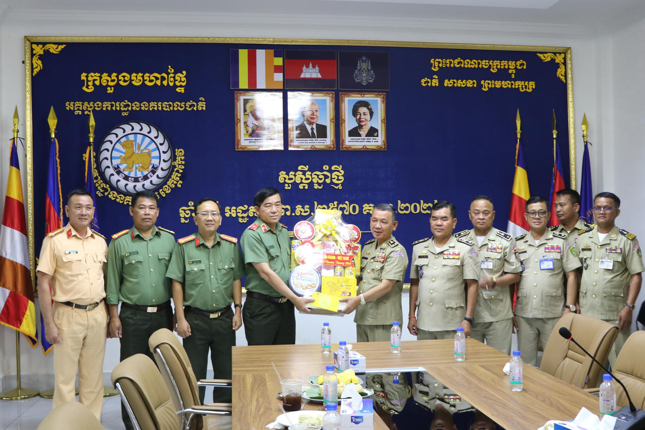 Công an tỉnh An Giang thăm, chúc Tết lực lượng vũ trang tỉnh Takeo và Kandal, Vương quốc Campuchia
