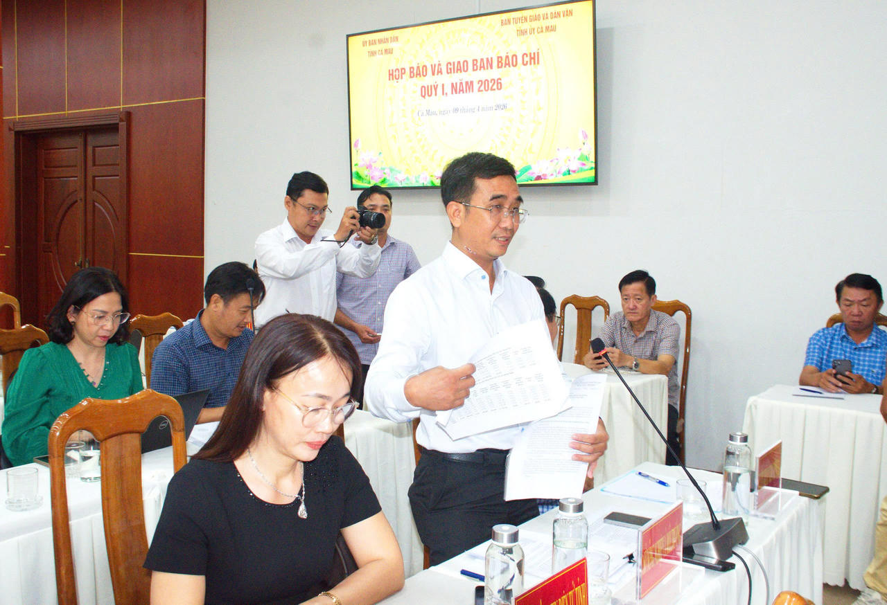 Đại diện lãnh đạo các Sở, ngành trao đổi, trả lời các nội dung được cơ quan báo chí quan tâm tại buổi họp báo.