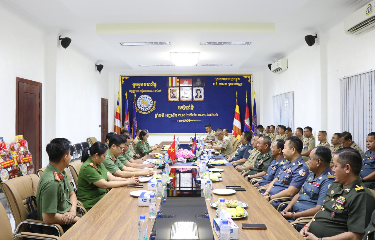 Quang cảnh buổi thăm, chúc Tết tại Công an tỉnh Takeo