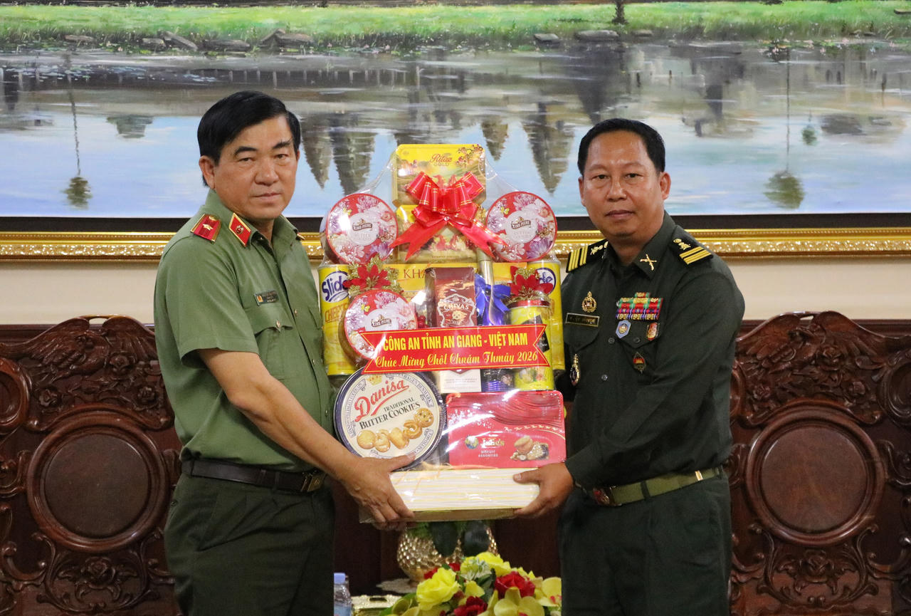 Thiếu tướng Nguyễn Văn Hận, Giám đốc Công an tỉnh thăm, tặng quà Tết Tiểu khu Quân sự và Hiến binh tỉnh Kandal, Vương quốc Campuchia