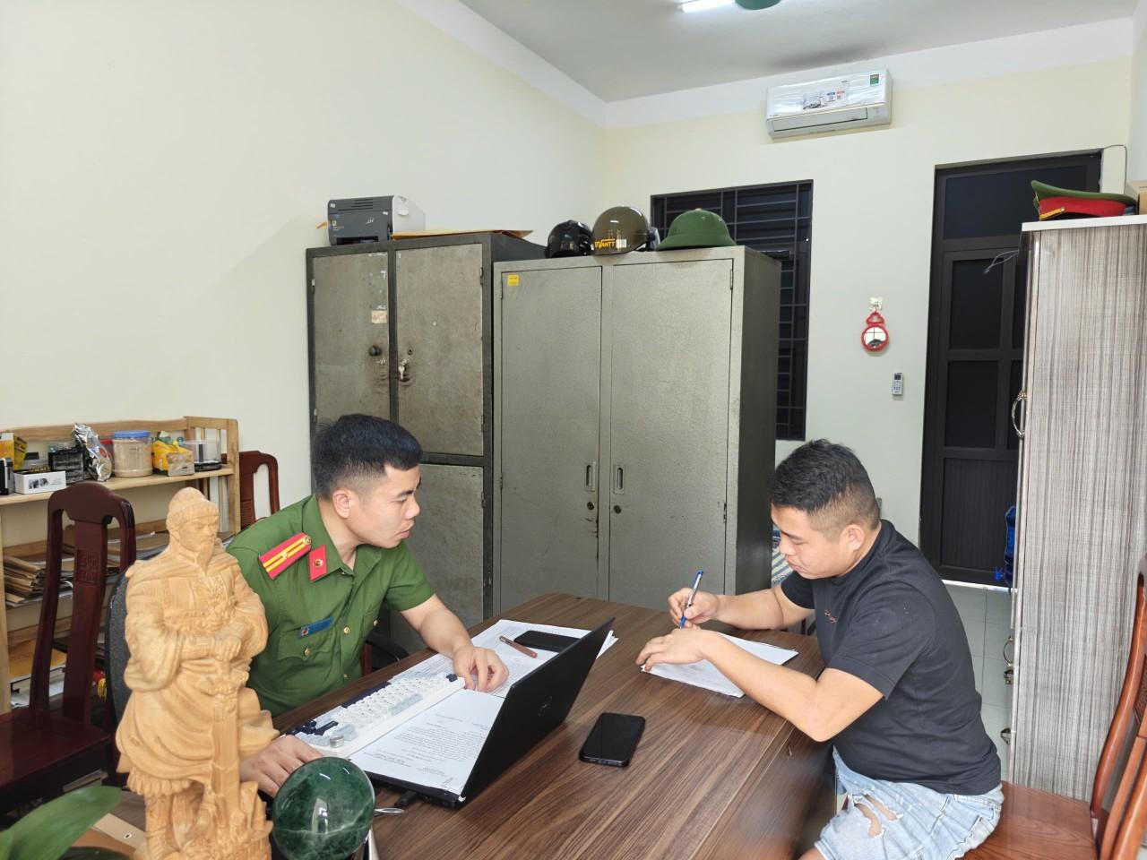 Công an xã Kép làm việc với anh D.V.M (bố đẻ cháu H).