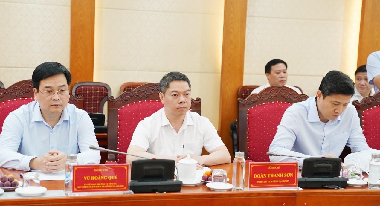 Phó Chủ tịch UBND tỉnh Lạng Sơn Đoàn Thanh Sơn (ngồi giữa), người phụ trách lĩnh vực du lịch của UBND tỉnh Lạng Sơn, tại buổi làm việc với Sun Group.