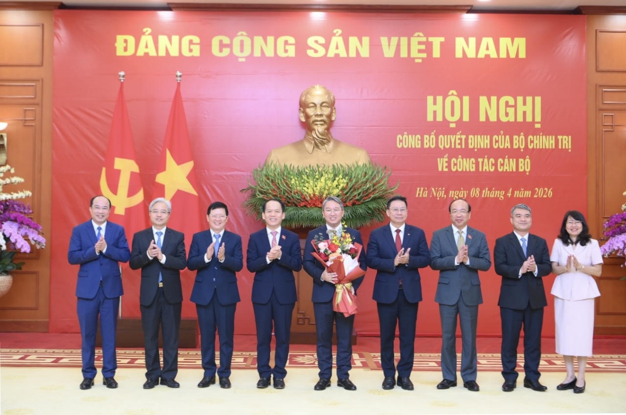 Ban thường vụ Đảng ủy Bộ Tư pháp chúc mừng và chụp ảnh lưu niệm với Đồng chí Tân Chánh Văn phòng Trung ương đảng.