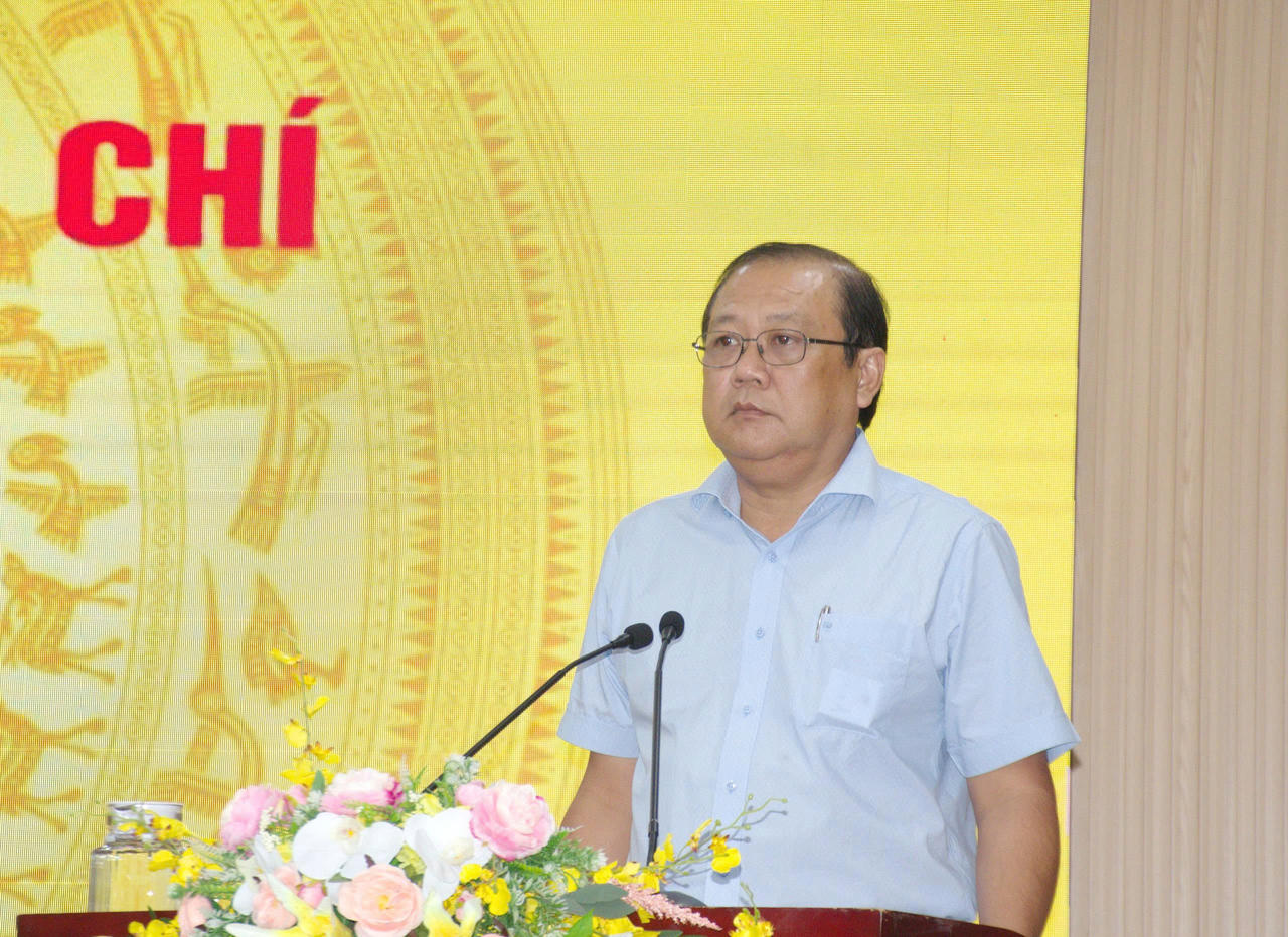 Ông Nguyễn Văn Đen - Phó Giám đốc Sở Văn hóa, Thể thao và Du lịch tỉnh Cà Mau báo cáo tại Hội nghị.