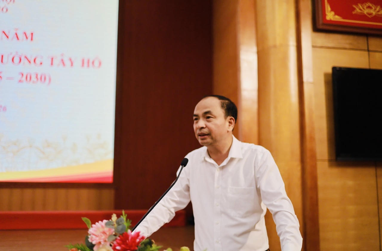 Ông Nguyễn Đình Khuyến, Bí thư Đảng ủy, Chủ tịch HĐND phường Tây Hồ phát biểu tại hội nghị. (Ảnh: Thùy Dương)