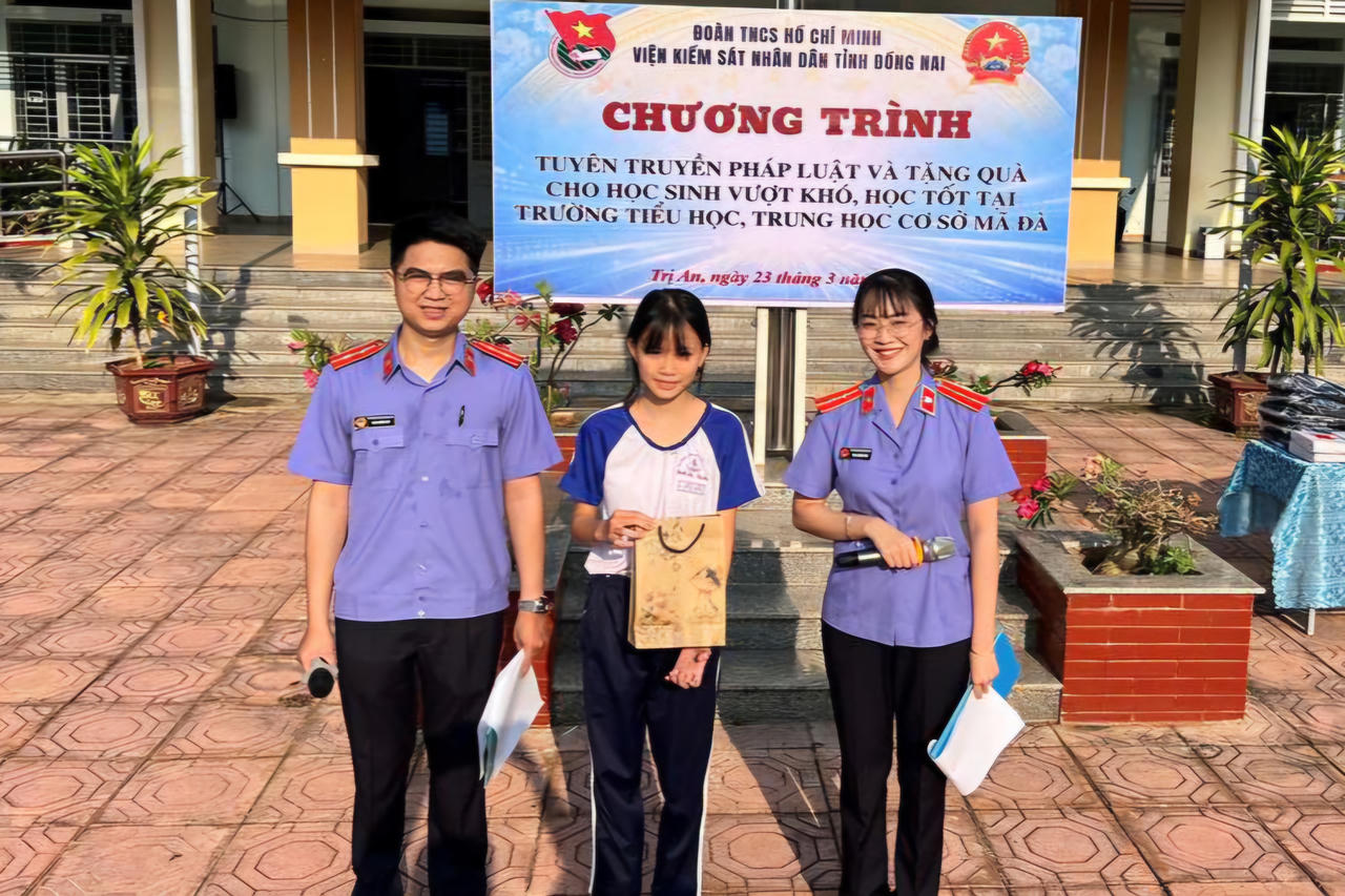 Chi đoàn VKSND tỉnh Đồng Nai tổ chức tuyên truyền pháp luật và tặng quà cho học sinh có hoàn cảnh khó khăn.