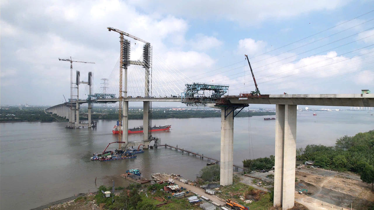 Cầu Phước Khánh dài hơn 3,1km, nhịp chính 300m, tĩnh không thông thuyền 55m.