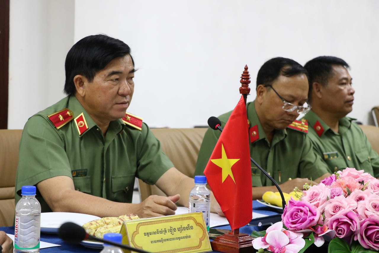 Thiếu tướng Nguyễn Văn Hận, Giám đốc Công an tỉnh gửi lời chúc mừng tốt đẹp nhất đến nhất đến lãnh đạo, cán bộ, chiến sĩ Công an tỉnh Takeo