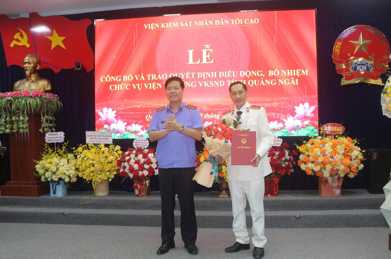 Ông Nguyễn Quang Dũng, Phó Viện trưởng VKSND tối cao trao quyết định bổ nhiệm cho ông Nguyễn Cao Cường.&nbsp;