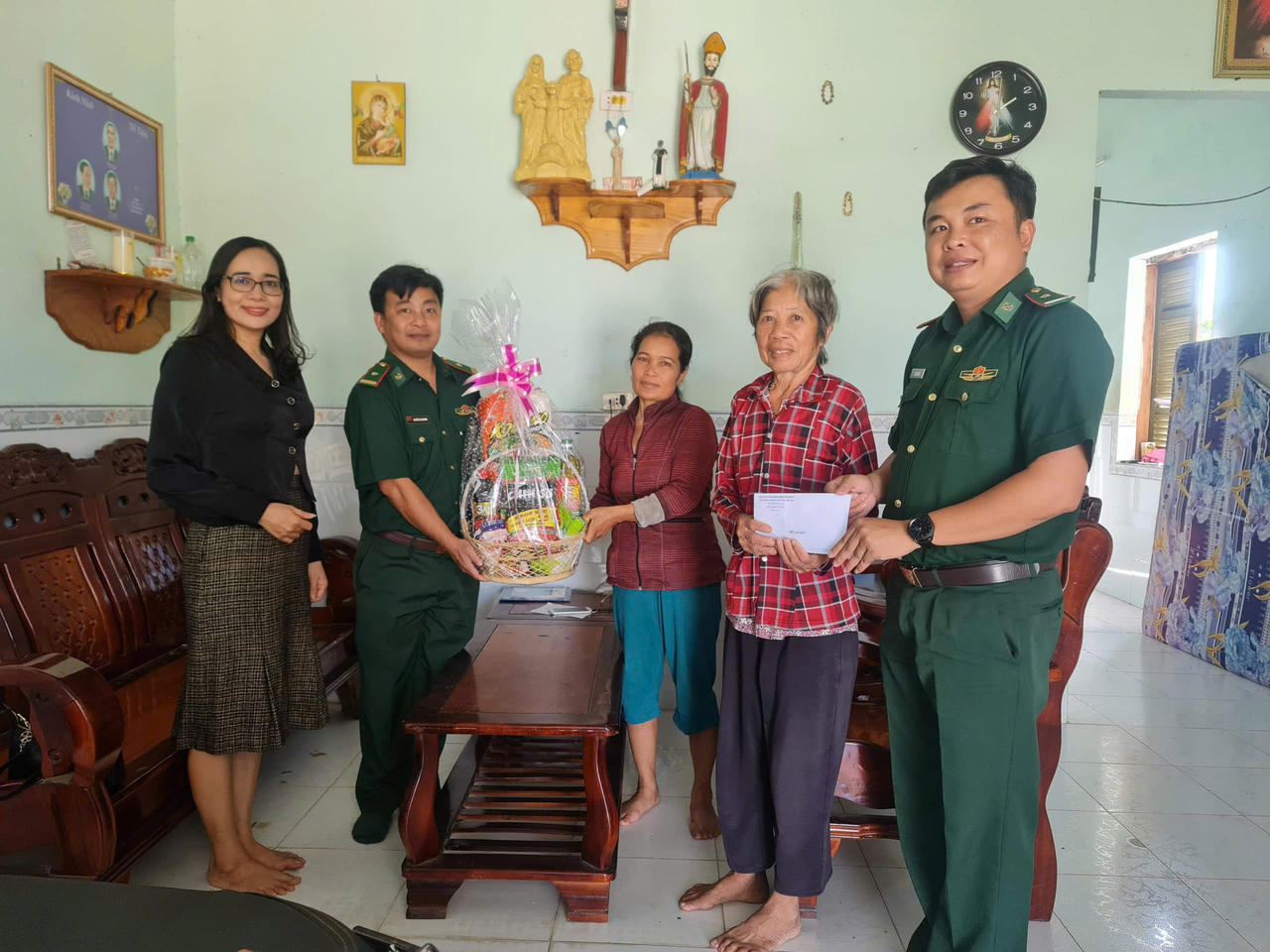 Cán bộ, chiến sĩ Đồn Biên phòng Phước Thuận thăm hỏi, hỗ trợ các hộ gia đình có hoàn cảnh khó khăn.