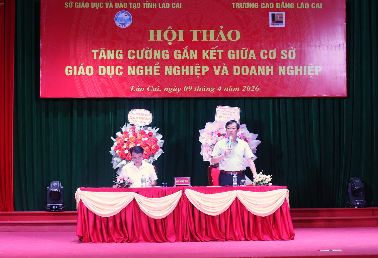 Đại biểu chủ trì hội thảo.