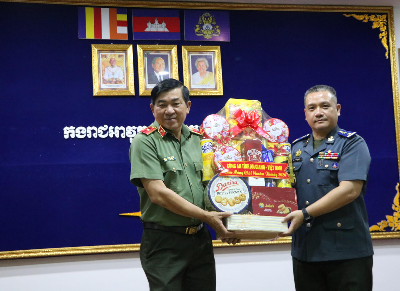 Công an tỉnh An Giang thăm, chúc Tết lực lượng vũ trang tỉnh Takeo và Kandal, Vương quốc Campuchia
