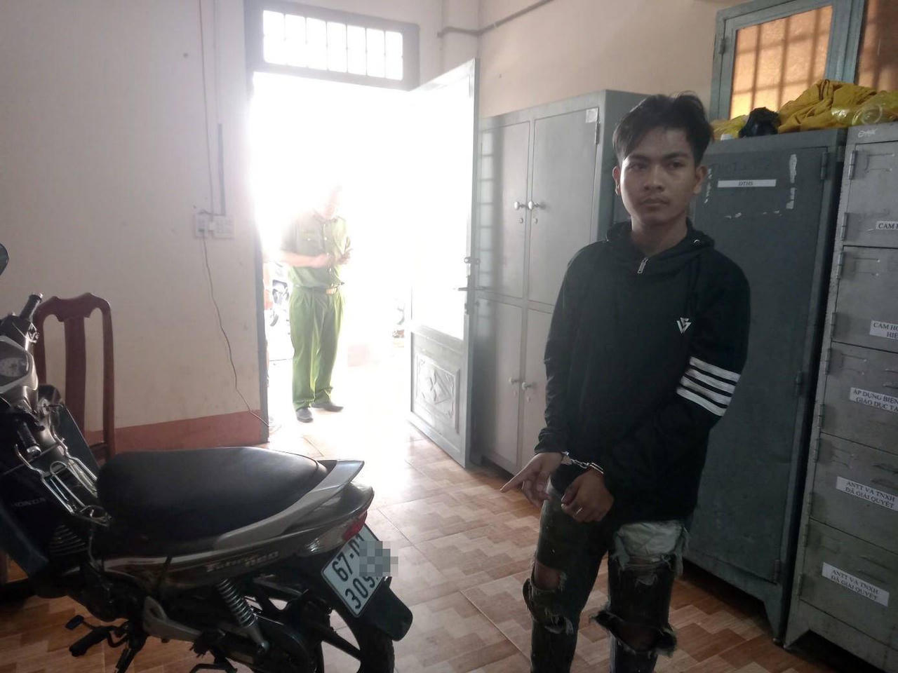 Mang tang vật đi đầu thú sau khi đã trộm của chủ nhà trọ