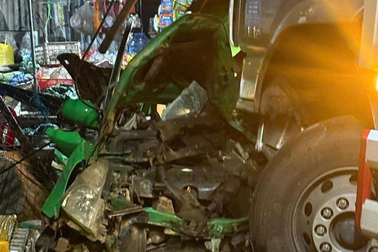 Lâm Đồng: Taxi chở 3 người va chạm xe tải, tài xế tử vong