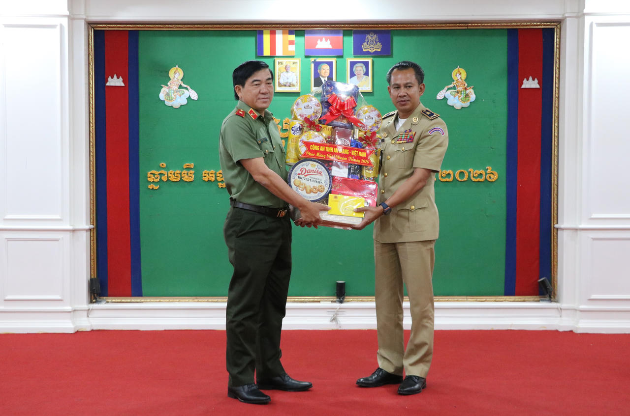 Thiếu tướng Nguyễn Văn Hận, Giám đốc Công an tỉnh An Giang thăm, tặng quà Tết Công an tỉnh Kandal; Trung tướng Chhoeun Sochett, Giám đốc Công an tỉnh Kandal tiếp nhận.