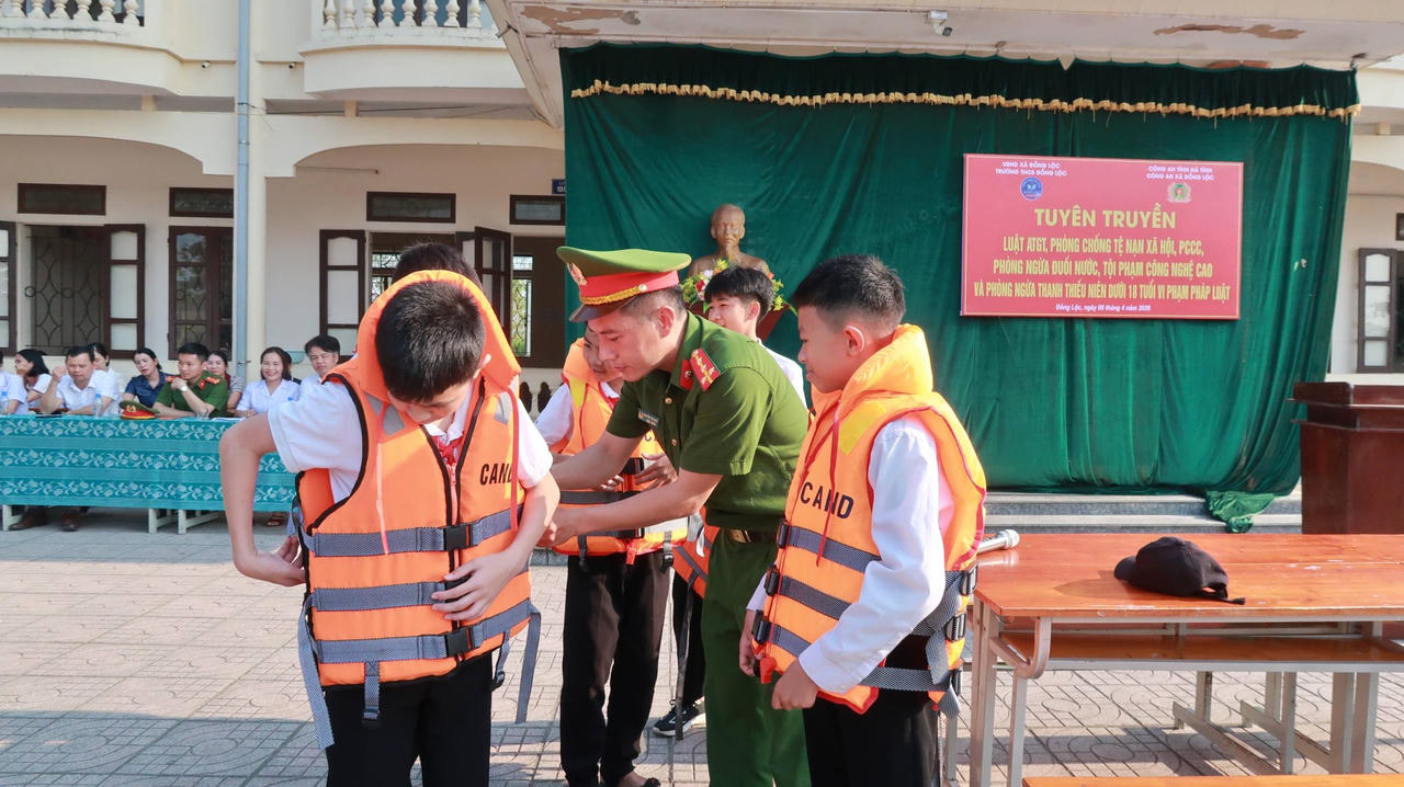 Công an xã Đồng Lộc tuyên truyền, trang bị kỹ năng cho học sinh trên địa bàn ứng phó với đuối nước.