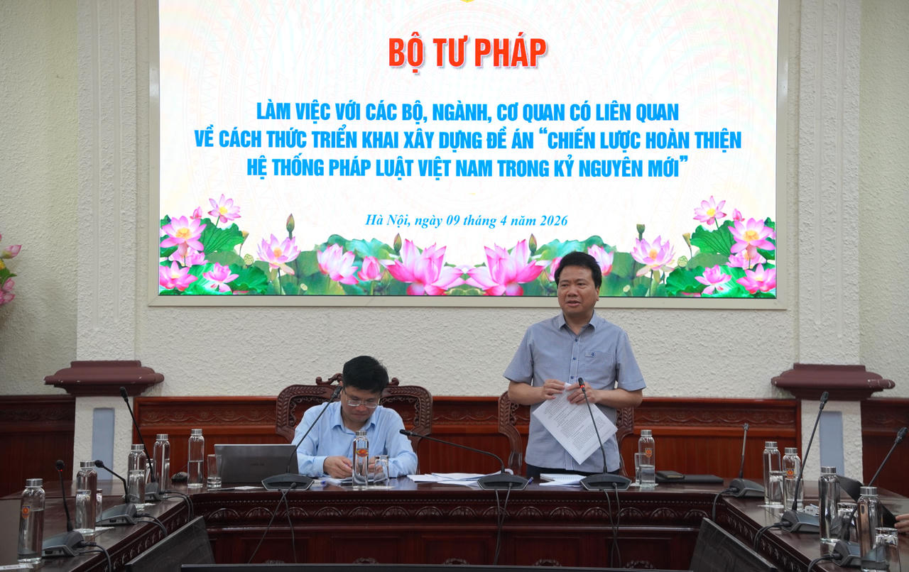 Phó Chủ nhiệm Uỷ ban Pháp luật và Tư pháp của Quốc hội Ngô Trung Thành phát biểu tại cuộc làm việc.