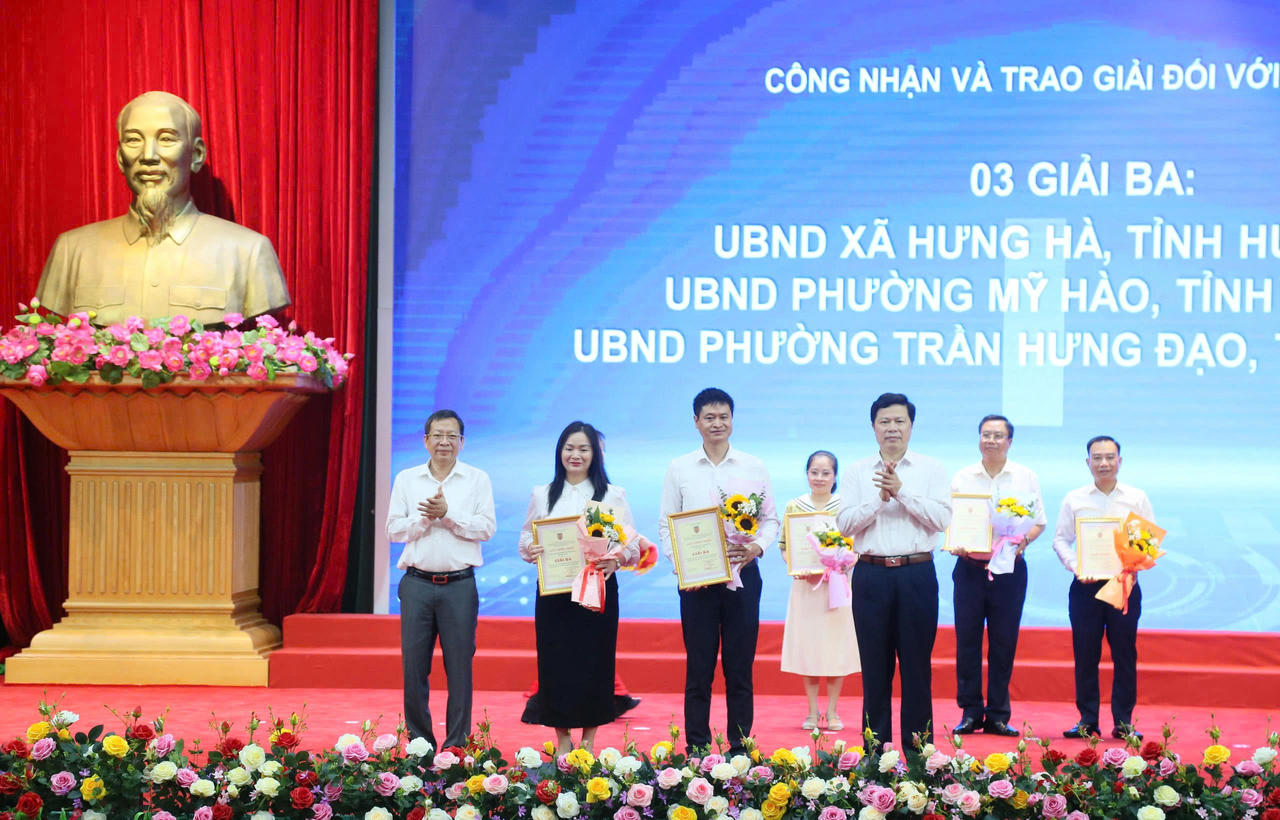 Ông Trần Quốc Toản, Phó Bí thư Thường trực Tỉnh ủy; ông Trần Hữu Nam, Giám đốc Sở Tư pháp chúc mừng các cá nhân, tập thể có thành tích xuất sắc.