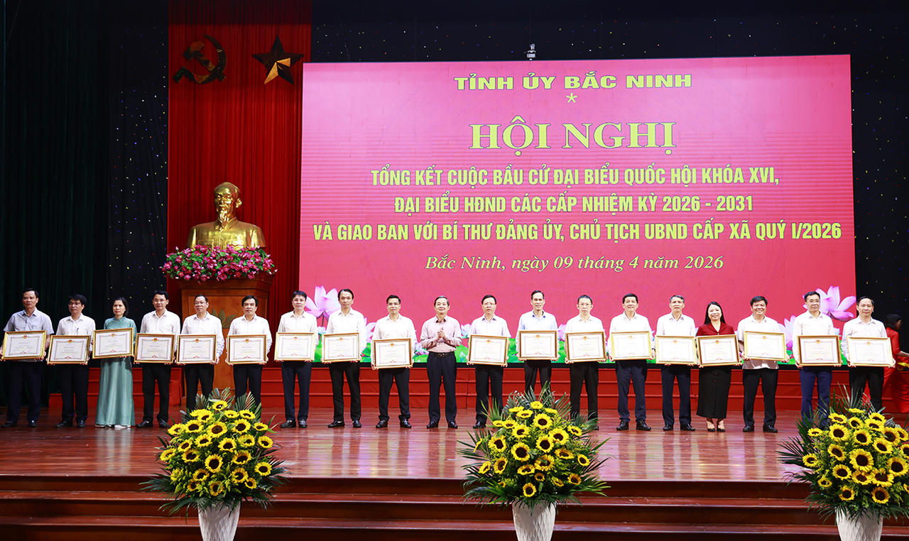 Ông Phạm Hoàng Sơn, Chủ tịch UBND tỉnh Bắc Ninh trao Bằng khen cho các cá nhân.