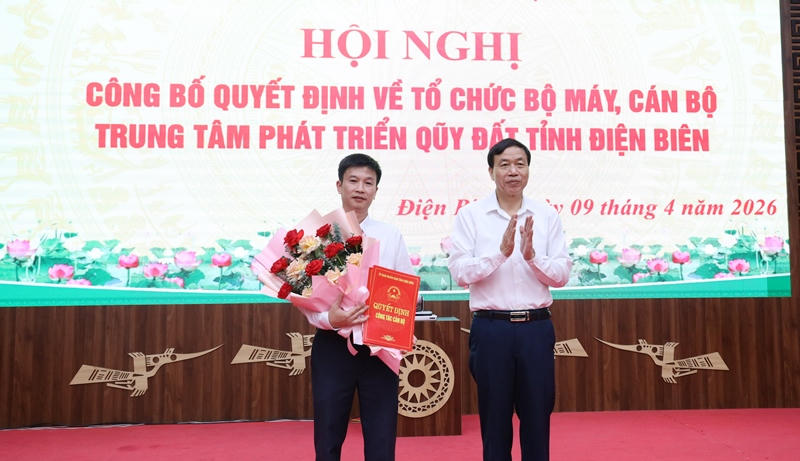 Chủ tịch UBND tỉnh Điện Biên Lê Văn Lương trao quyết định bổ nhiệm ông Trần Quốc Long, Phó Giám đốc Trung tâm Phát triển quỹ đất.