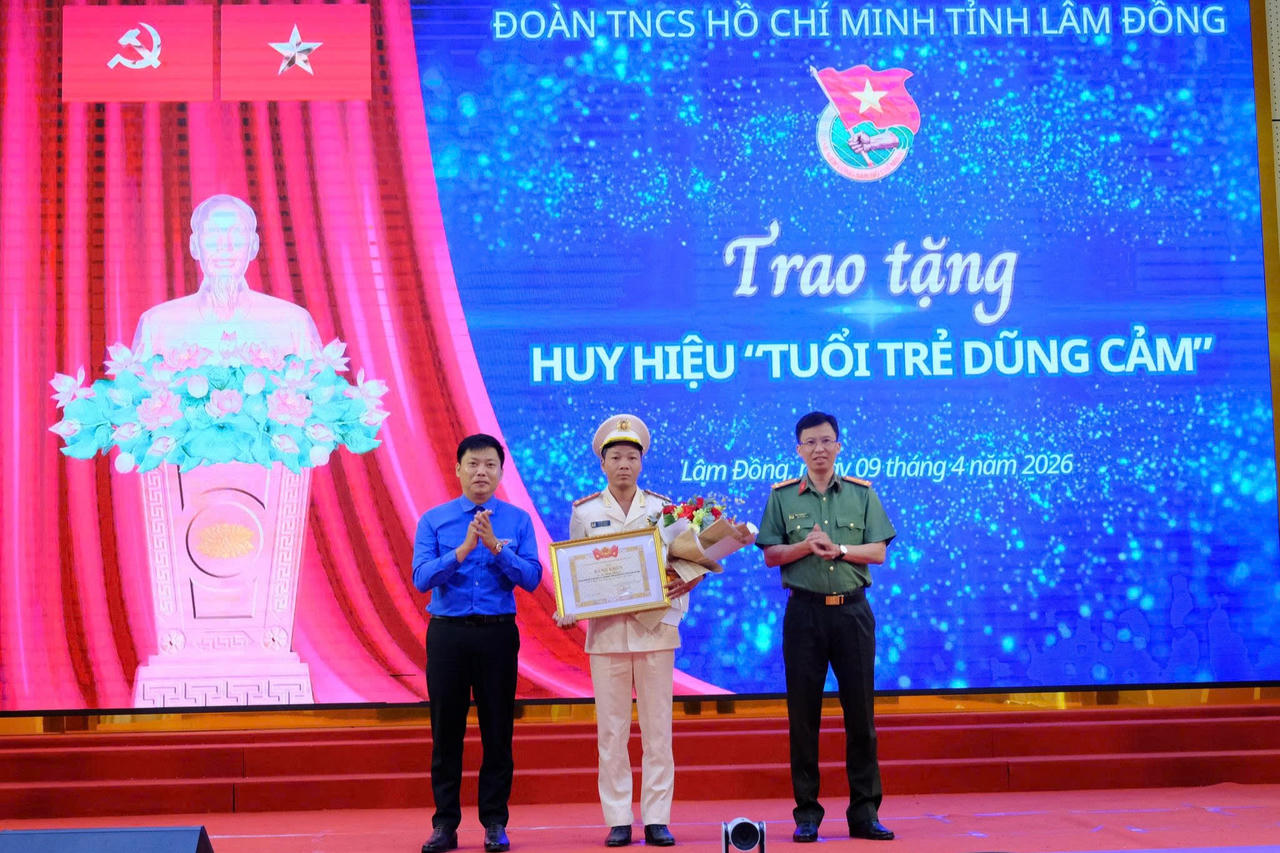 Trao huy hiệu “Tuổi trẻ dũng cảm” cho Đại úy công an cứu 2 cháu bé bị sóng cuốn