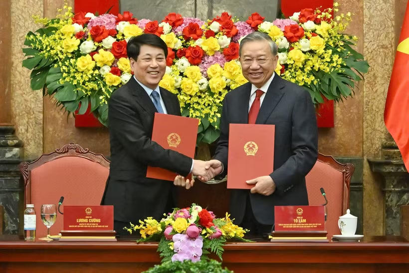 Bàn giao công tác giữa Tổng Bí thư, Chủ tịch nước Tô Lâm và nguyên Chủ tịch nước Lương Cường