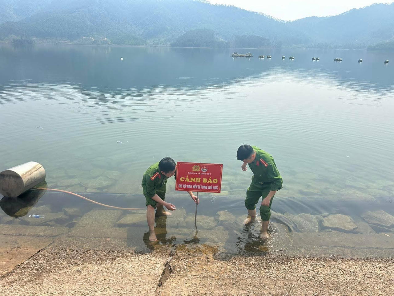 Công an các địa phương đặt cảnh báo tại khu vực sông, hồ nguy hiểm.