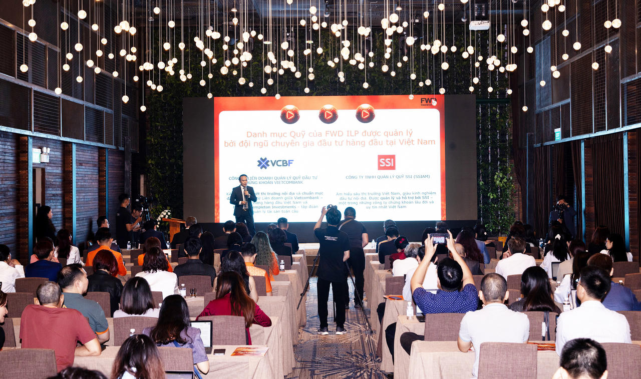 Ông Đậu Tiến Dũng, Phó Tổng Giám đốc Chiến lược FWD Việt Nam nhấn mạnh 4 ưu điểm nổi bật của “FWD Đầu tư đón đầu” là linh hoạt lựa chọn kế hoạch bảo vệ, thưởng định kỳ từ năm 3, đa dạng danh mục đầu tư và đón đầu xu hướng đầu tư với Quỹ Vươn Mình. Ảnh: Viết Quý