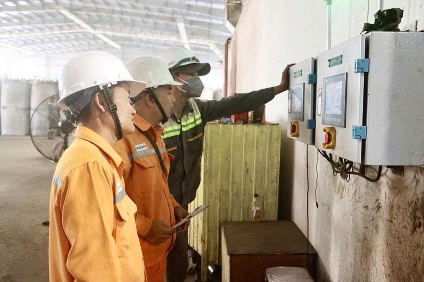 Hướng dẫn công nhân Công ty Sinh học Vĩnh Linh sử dụng điện an toàn, tiết kiệm trong mùa nắng nóng.