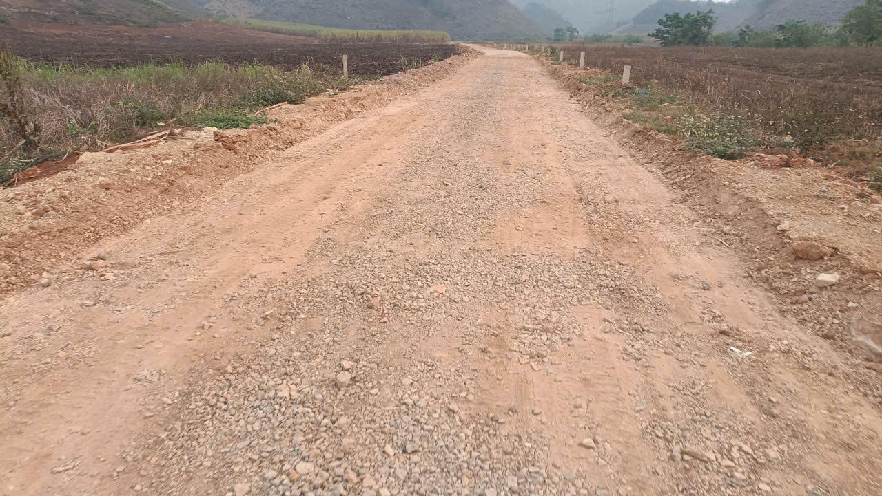 Được biết, trước khi đổ bê tông, nền đường được dải một lớp cấp phối đá dăm loại I (Dmax = 37,5mm), đây là loại đá được nghiền từ đá nguyên khai, không lẫn tạp chất hoặc lẫn đất. Tuy nhiên, qua quan sát tại những vị trí trên tuyến đường mà nhà thầu đang sửa, việc dải đá dăm có dấu hiệu lẫn khá nhiều bụi đất.