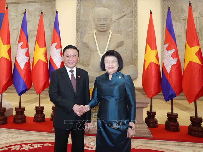 Lễ đón trọng thể Ủy viên Bộ Chính trị, Thường trực Ban Bí thư Trần Cẩm Tú thăm chính thức Vương quốc Campuchia- Ảnh 2.