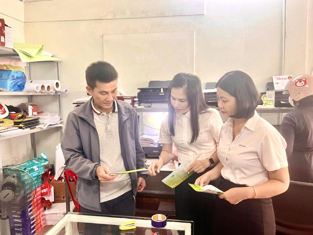 Tuyên truyền trực tiếp các giải pháp sử dụng điện hiệu quả đến người dân.