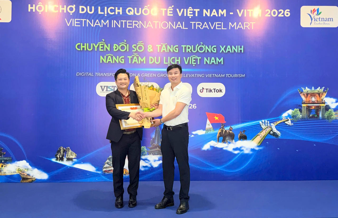 Ph&oacute;ng vi&ecirc;n Nguyễn Văn Hải - B&aacute;o Ph&aacute;p luật Việt Nam được vinh danh ở hạng mục Ph&oacute;ng vi&ecirc;n, nh&agrave; b&aacute;o ti&ecirc;u biểu, t&iacute;ch cực đưa tin, tuy&ecirc;n truyền hiệu quả c&aacute;c sự kiện, hoạt động của Hiệp hội Du lịch năm 2025.