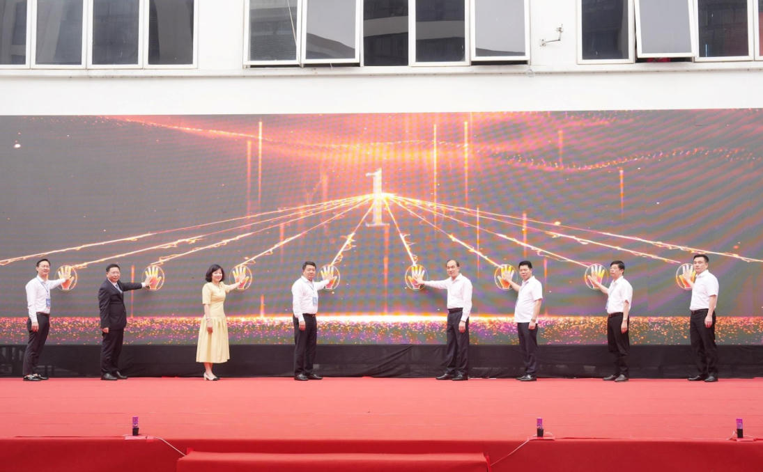 Các đại biểu thực hiện nghi thức khai mạc.