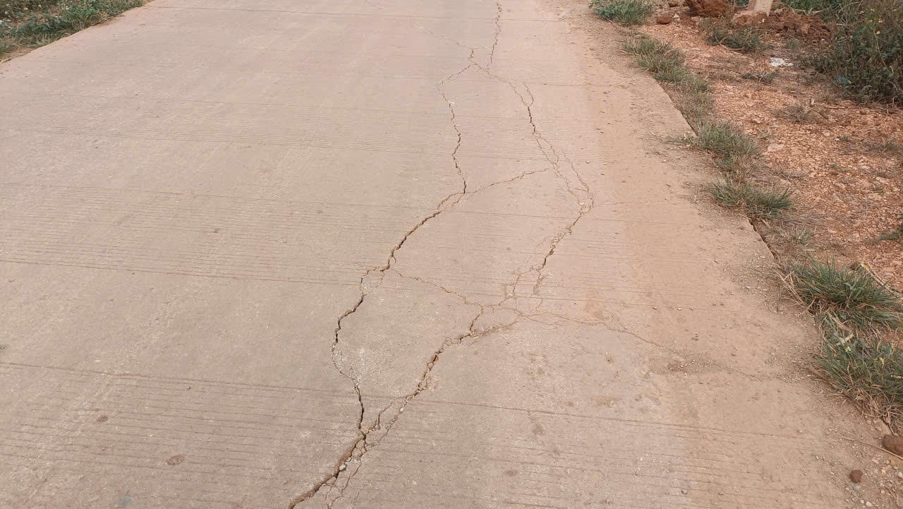 Ngoài những đoạn đường hư hỏng đã được nhà thầu bóc lên để sửa còn rất nhiều đoạn đang nứt vỡ.