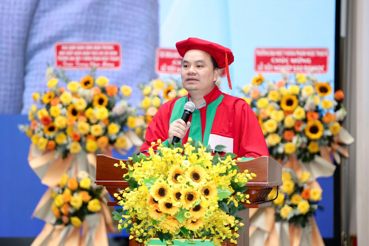 PGS.TS.BS Nguyễn Trọng Hào - Bí thư Đảng ủy trường ĐH Y khoa Phạm Ngọc Thạch phát biểu tại buổi lễ trao bằng (Ảnh: Bùi Yên).