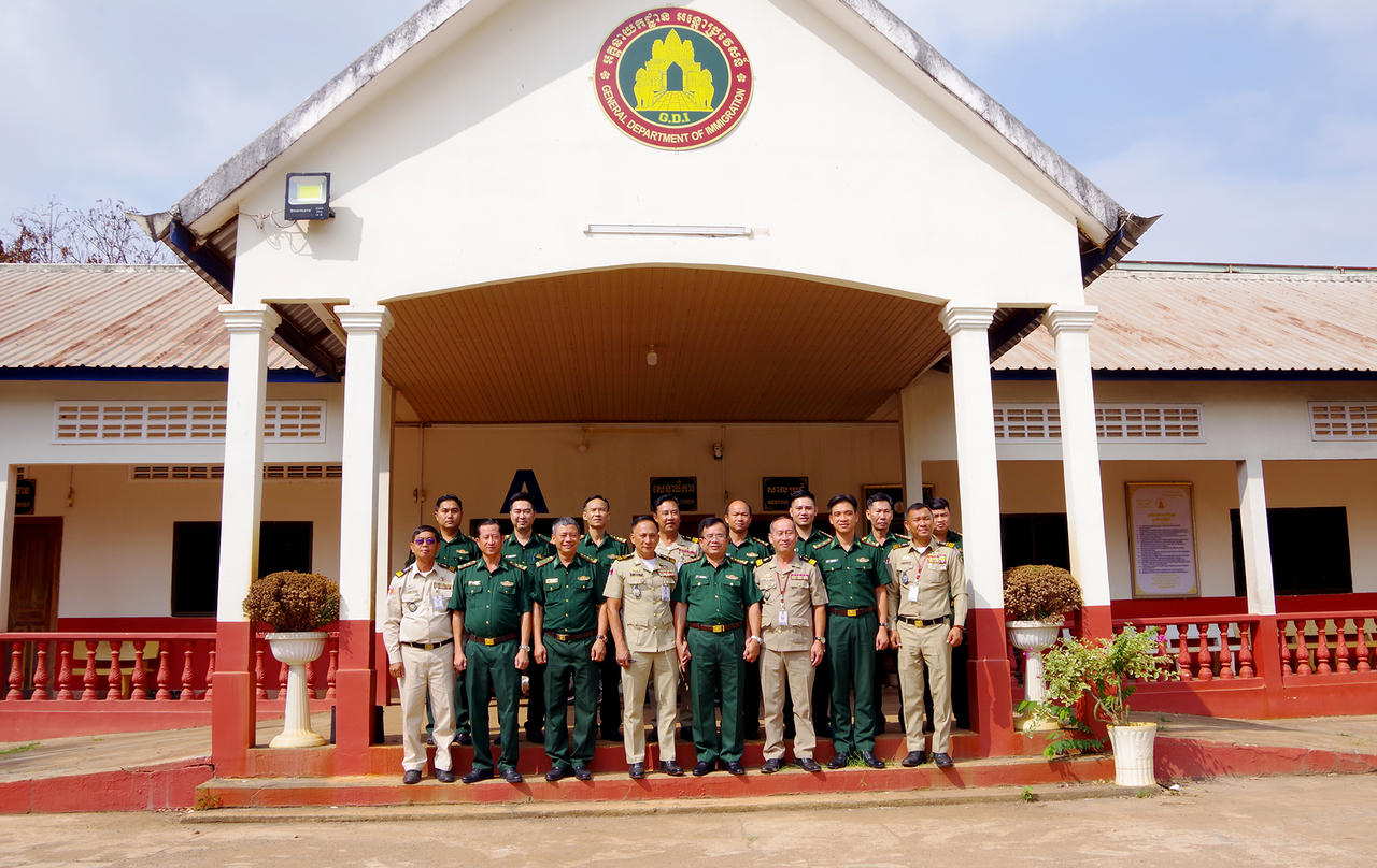 Đoàn công tác BĐBP tỉnh Tây Ninh chụp ảnh lưu niệm với đơn vị Đồn Công an Cửa khẩu Quốc tế Tropeng Phlong