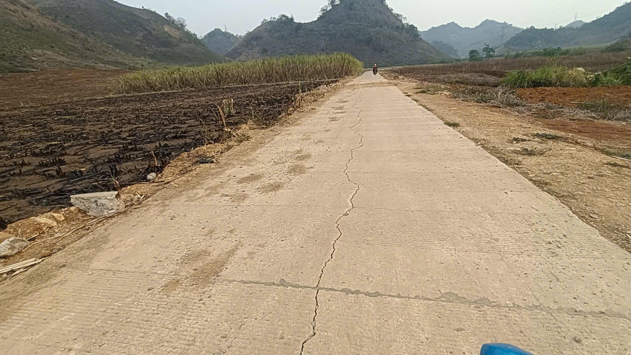 Tuyến đường đi qua khu sản xuất của người dân.