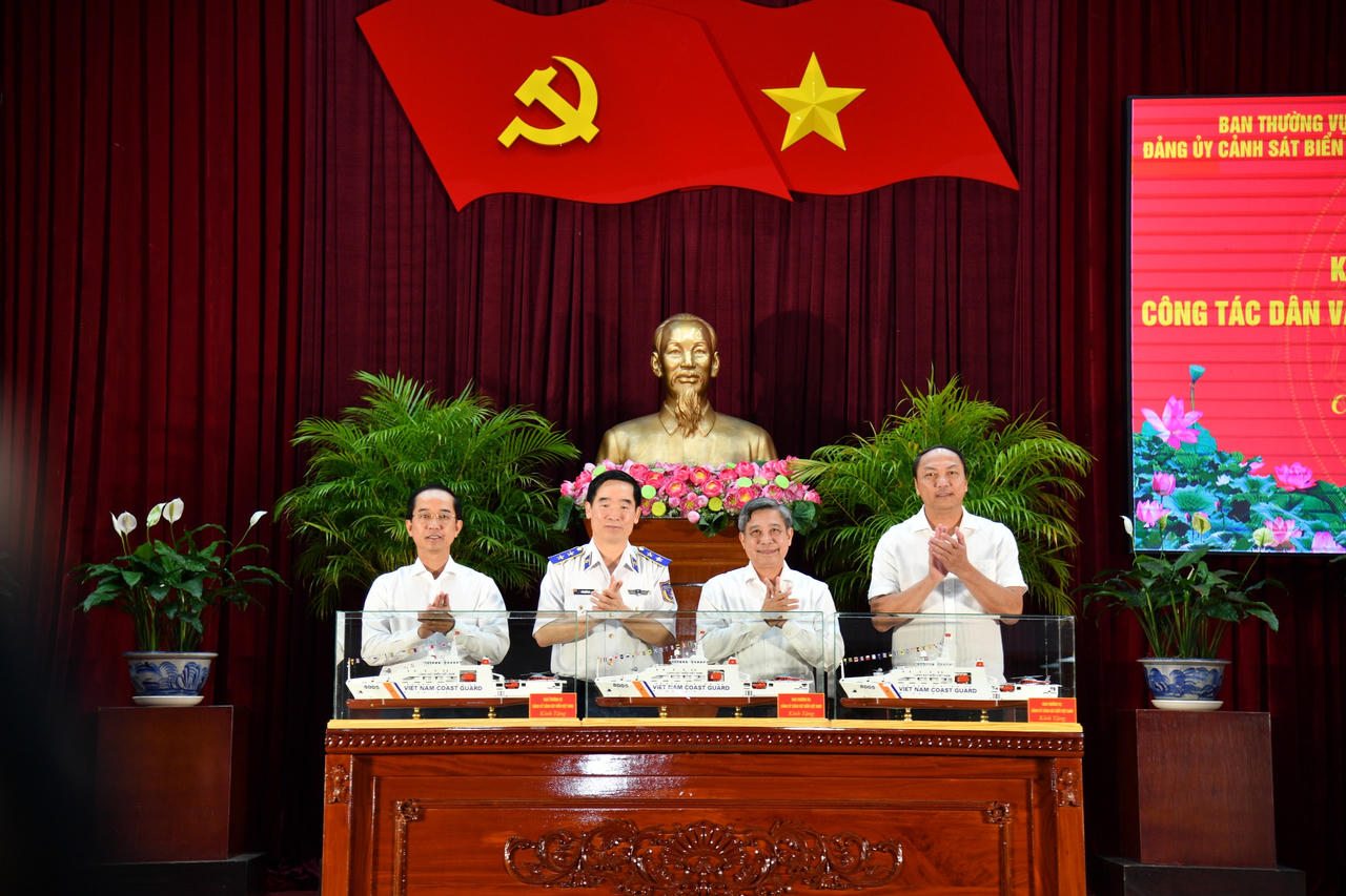 Cảnh sát biển Việt Nam trao quà tặng các tỉnh, thành phố trong chương trình ký kết. 