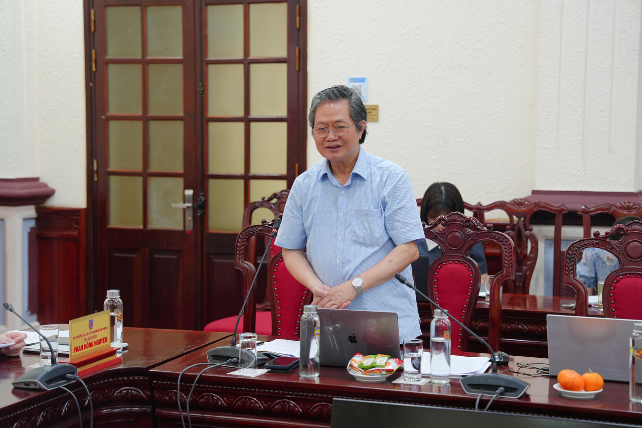 Giáo sư, Tiến sỹ Lê Minh Tâm, nguyên Phó Chủ tịch kiêm Tổng Thư ký Hội Luật gia Việt Nam phát biểu tại cuộc họp.